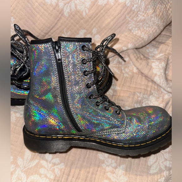 Dr. Martens 1460 Iridescent Reptile Leather Lace Up
Boots Silver Big Girls SZ 6 - Picture 5 of 8